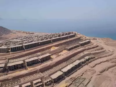 With installments up to 10 years, buy a townhouse in IL Monte Galala